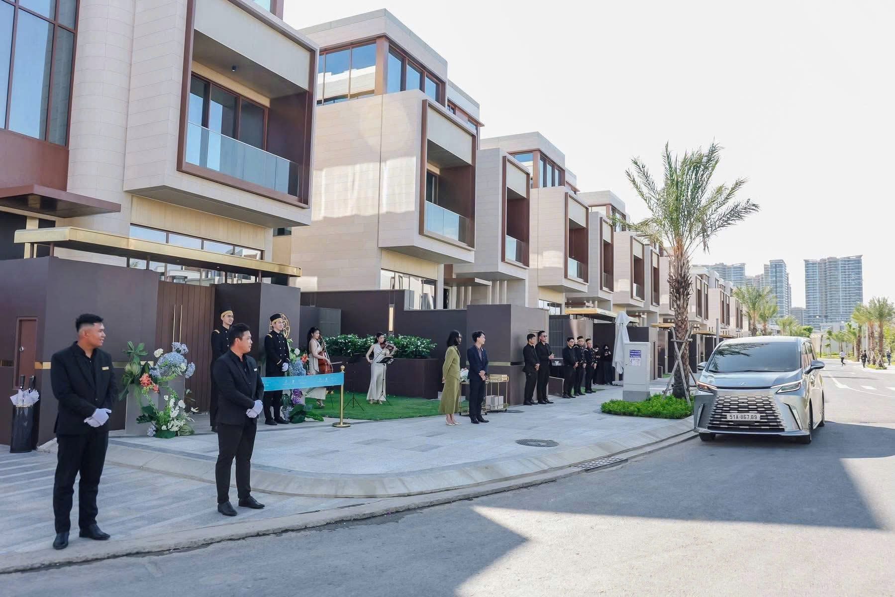 NHỮNG CƯ DÂN ĐẦU TIÊN CỦA THE RIVUS NHẬN NHÀ 27 Masterise Homes còn khiến nhiều cư dân cảm thấy được chào đón như những vị khách danh dự.