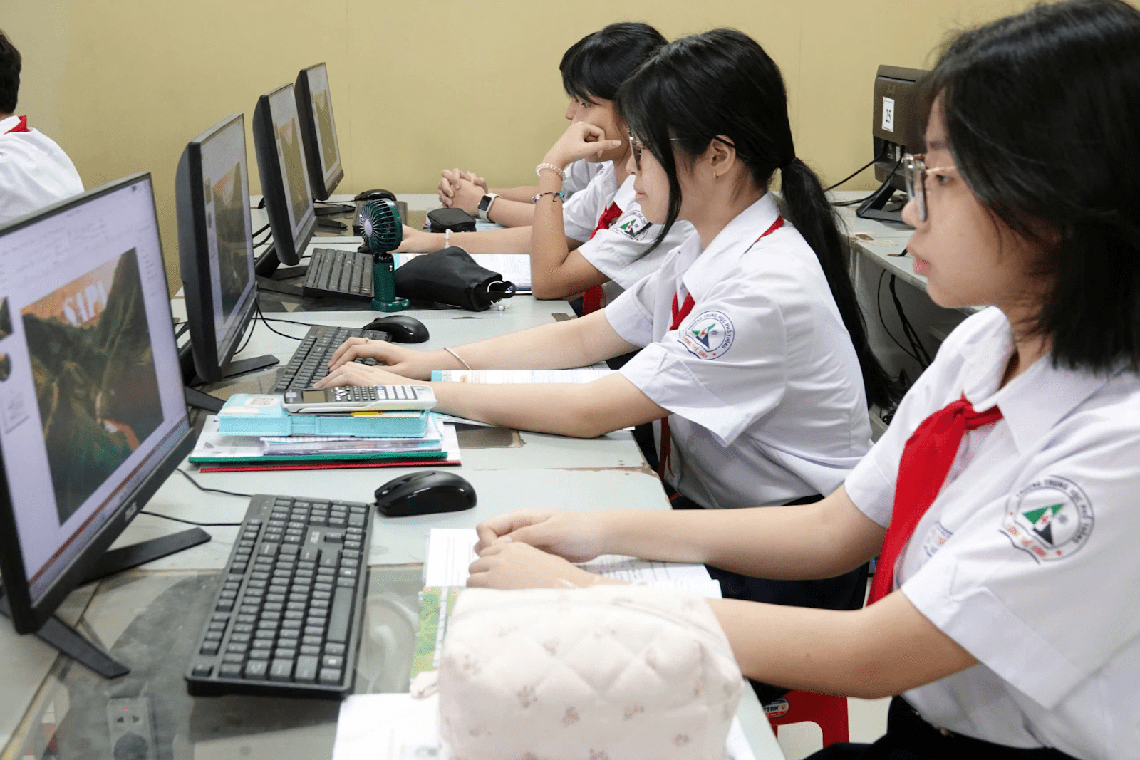 QUẬN 4 SAU SÁP NHẬP 1/7/2025 CẦN LƯU Ý GÌ? 20 Trong lĩnh vực giáo dục, sự thay đổi phường làm ảnh hưởng đến cách phân tuyến trường học, đặc biệt ở bậc tiểu học và trung học cơ sở
