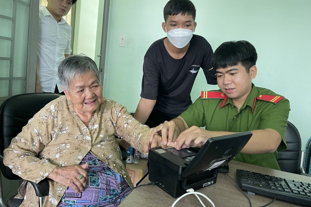 Hướng dẫn quy trình làm căn cước công dân cho Việt Kiều 12 Thu thập vân tay của người làm CCCD