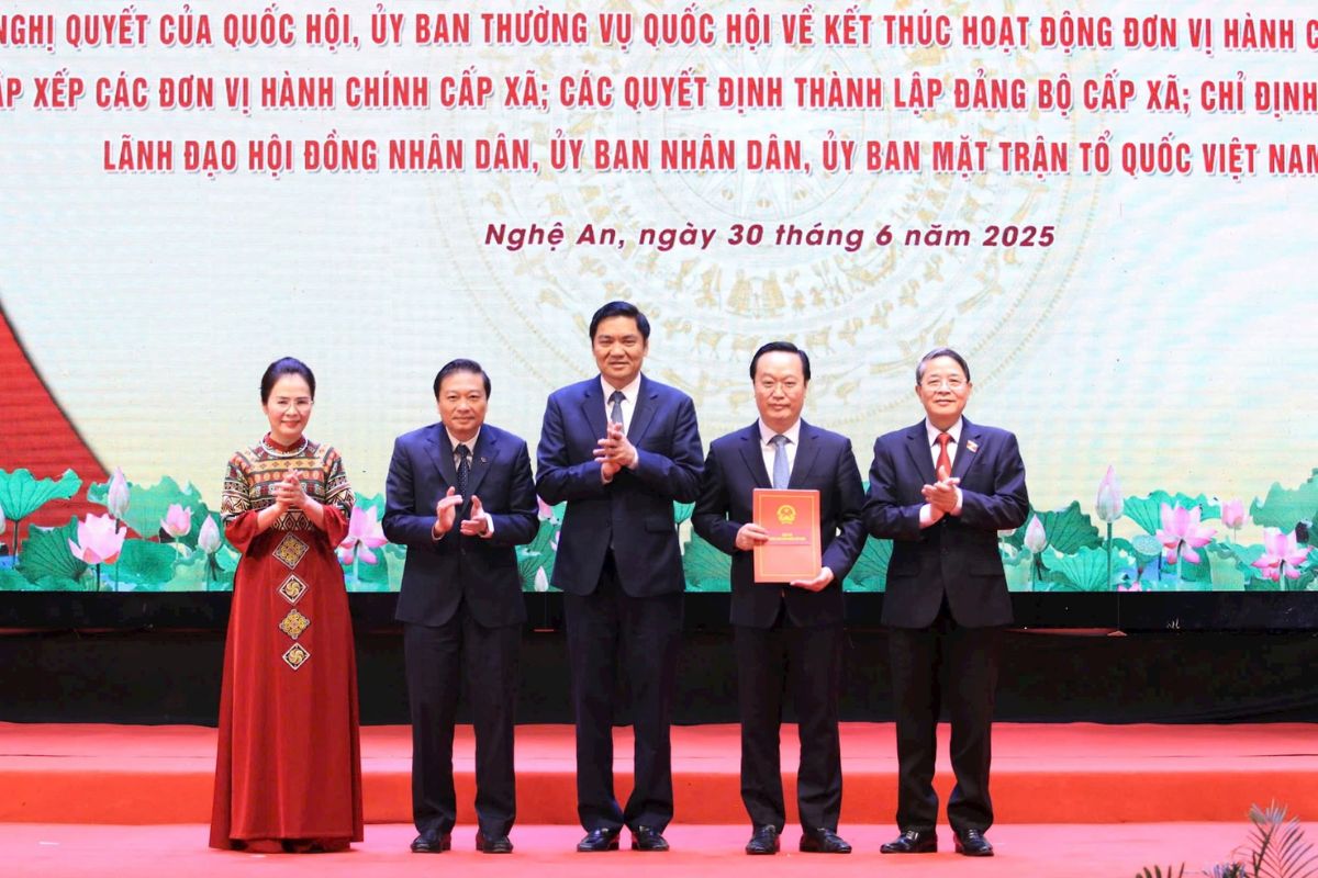 Trao Nghị quyết số 1678/NQ-UBTVQH 15 ngày 16/6/2025 về việc Tỉnh Nghệ An còn 130 xã phường sau sáp nhập