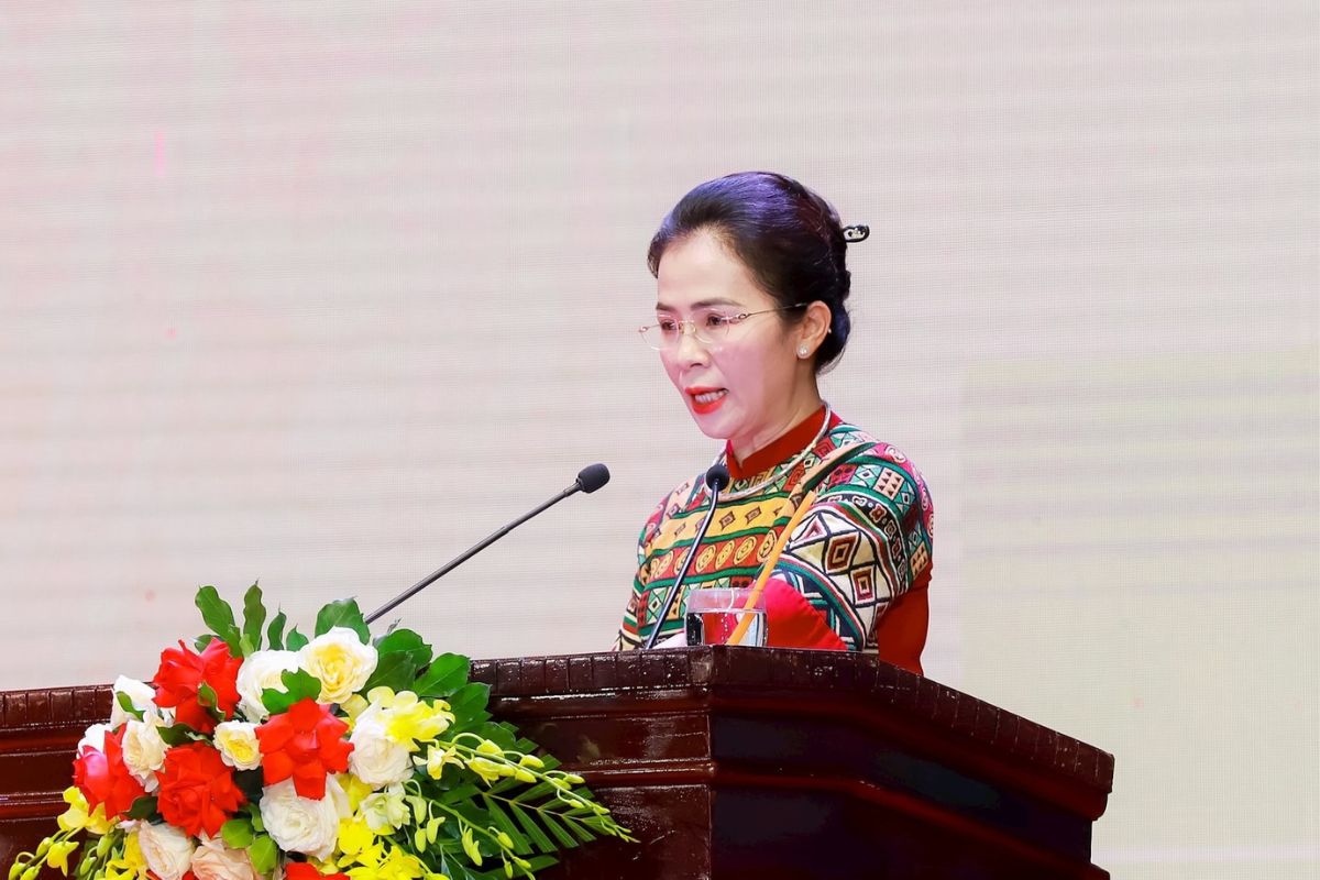 Bà Võ Thị Minh Sinh - Phó Bí thư Tỉnh ủy, Chủ tịch Ủy ban MTTQ Nghệ An công bố quyết định sắp xếp Tỉnh Nghệ An còn 130 xã phường sau sáp nhập