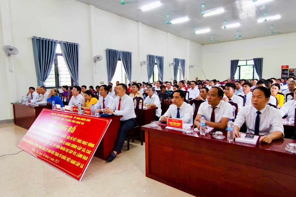 Lãnh đạo và cử tri xã biên giới Thông Thụ theo dõi trực tuyến Lễ công bố