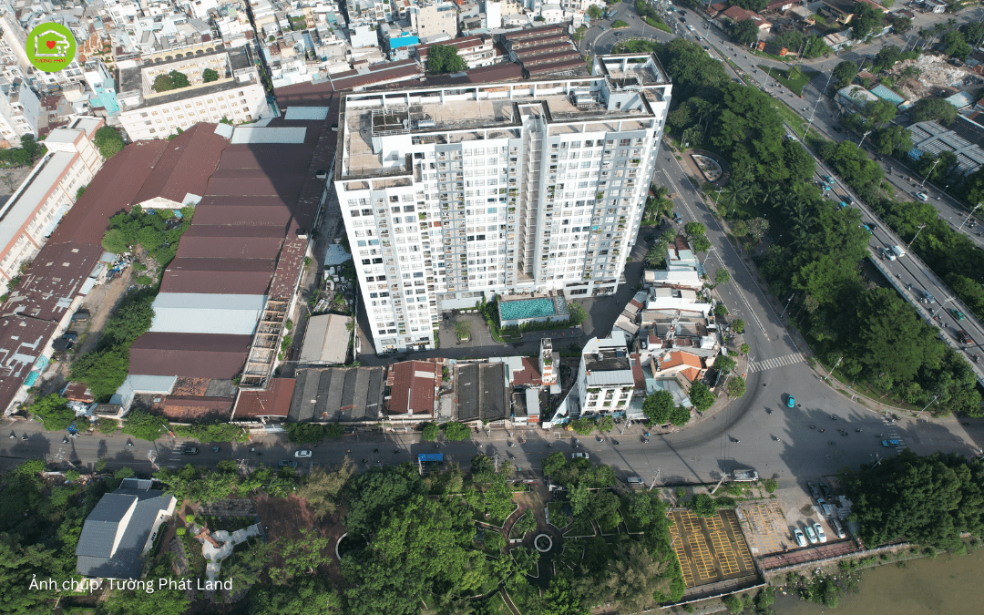 Do vướng mắc về giải phóng mặt bằng, dự án bị kê biên tài sản và đình trệ. Từ đó, toàn bộ khu vực rơi vào tình trạng “đắp chiếu” suốt nhiều năm liền.