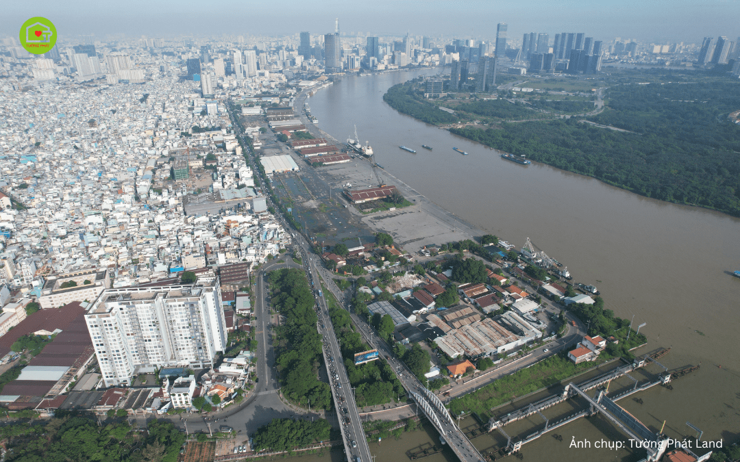 Dù định hướng biến Bến Cảng Nhà Rồng – Khánh Hội thành công viên và không gian văn hóa cho cư dân là rất tích cực, nhưng trong quá trình thực hiện, vẫn tồn tại nhiều vấn đề pháp lý và khó khăn thực tế mà các bên liên quan – từ chính quyền, nhà đầu tư đến người dân – cần đặc biệt quan tâm.