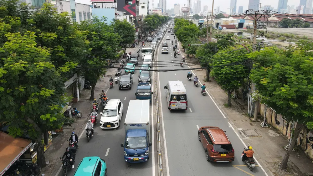 Mặc dù mang lại nhiều kỳ vọng, dự án mở rộng đường Nguyễn Tất Thành cũng đối mặt với không ít thách thức lớn, trong đó nổi bật nhất là giải phóng mặt bằng. Việc mở rộng mặt đường lên 30–40 mét đòi hỏi thu hồi một phầ