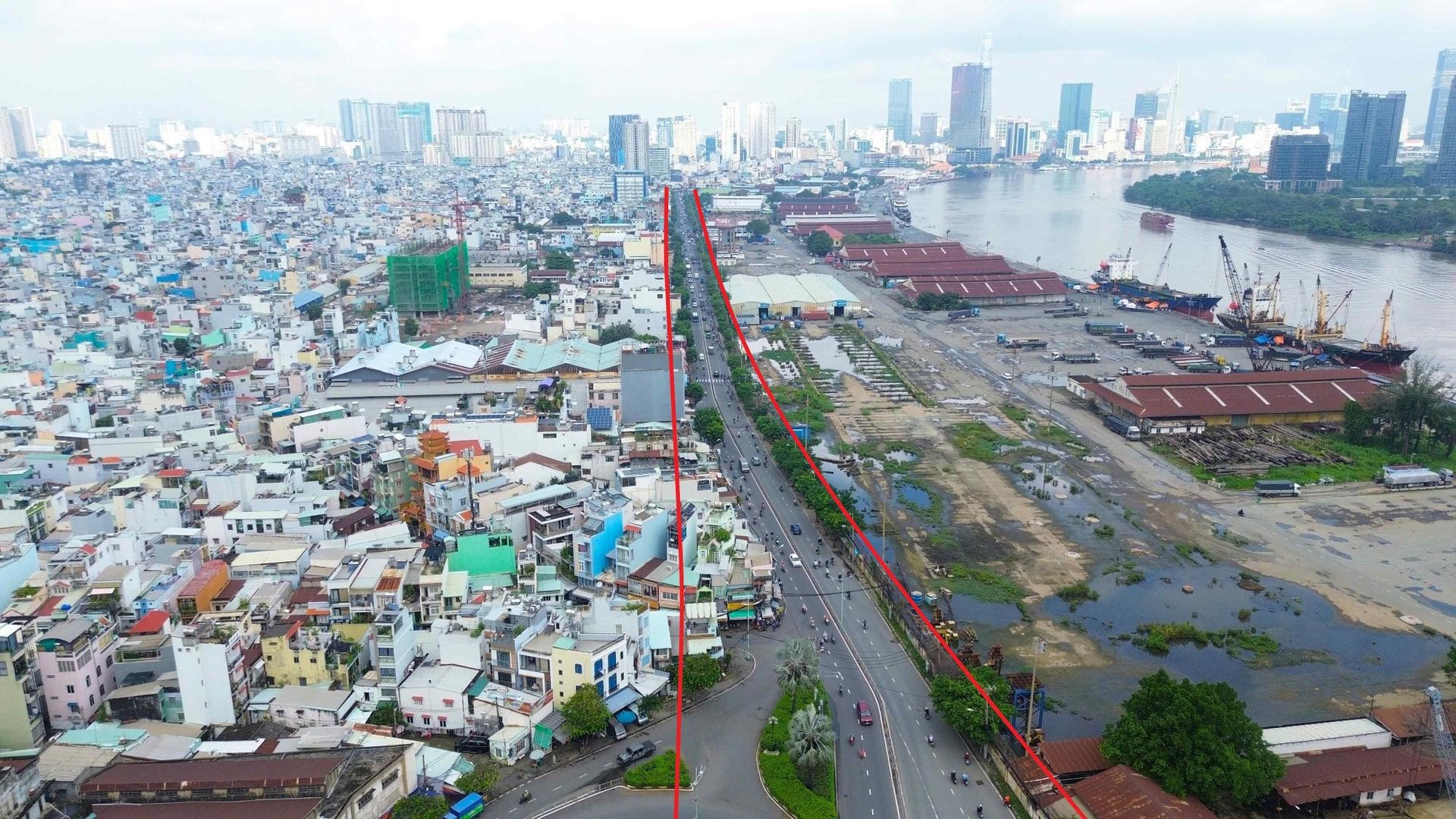 Đường Nguyễn Tất Thành chạy dọc bờ Tây sông Sài Gòn, tiếp giáp khu cảng Nhà Rồng – Khánh Hội và là lối ra vào chủ lực của khu chế xuất Tân Thuận.