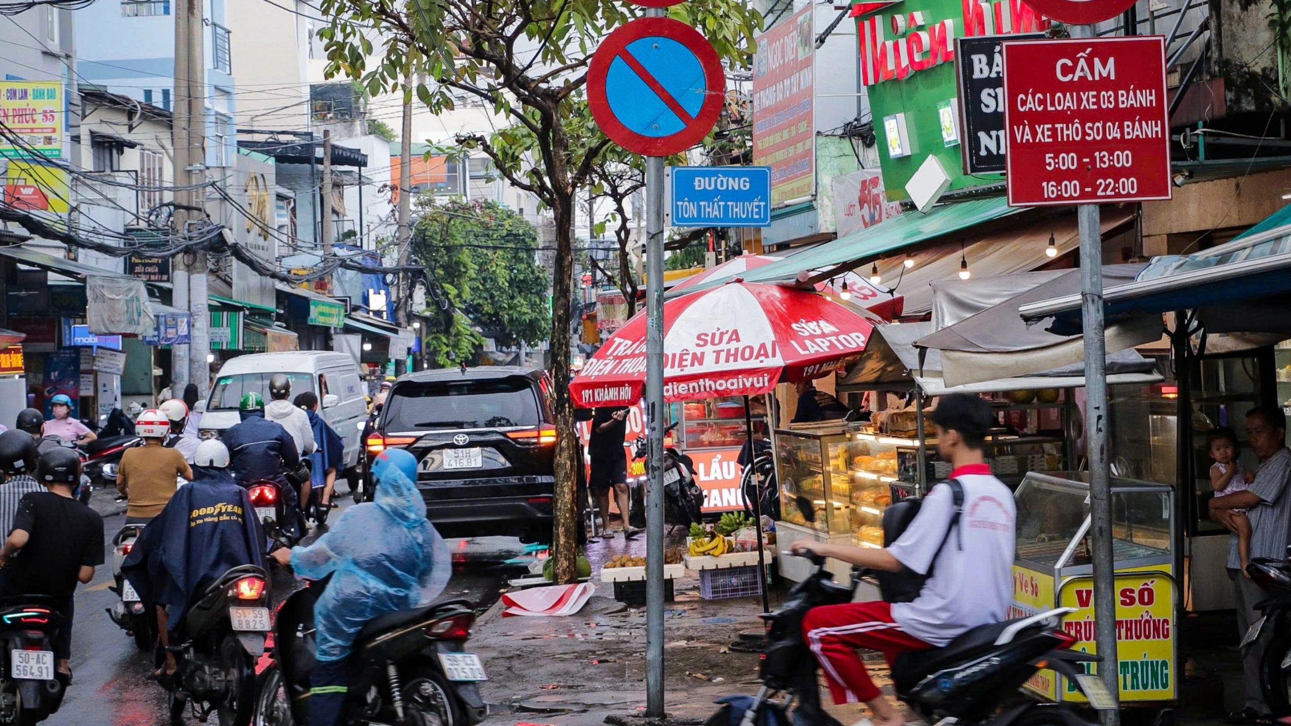 MỞ RỘNG ĐƯỜNG TÔN THẤT THUYẾT TỪ 7M LÊN 27M. DỰ ÁN CHUNG CƯ NÀO ĐƯỢC HƯỞNG LỢI NHẤT? 20 Đường Tôn Thất Thuyết hiện khá hẹp nên việc lưu thông của người dân vào giờ cao điểm thường rất khó khăn.