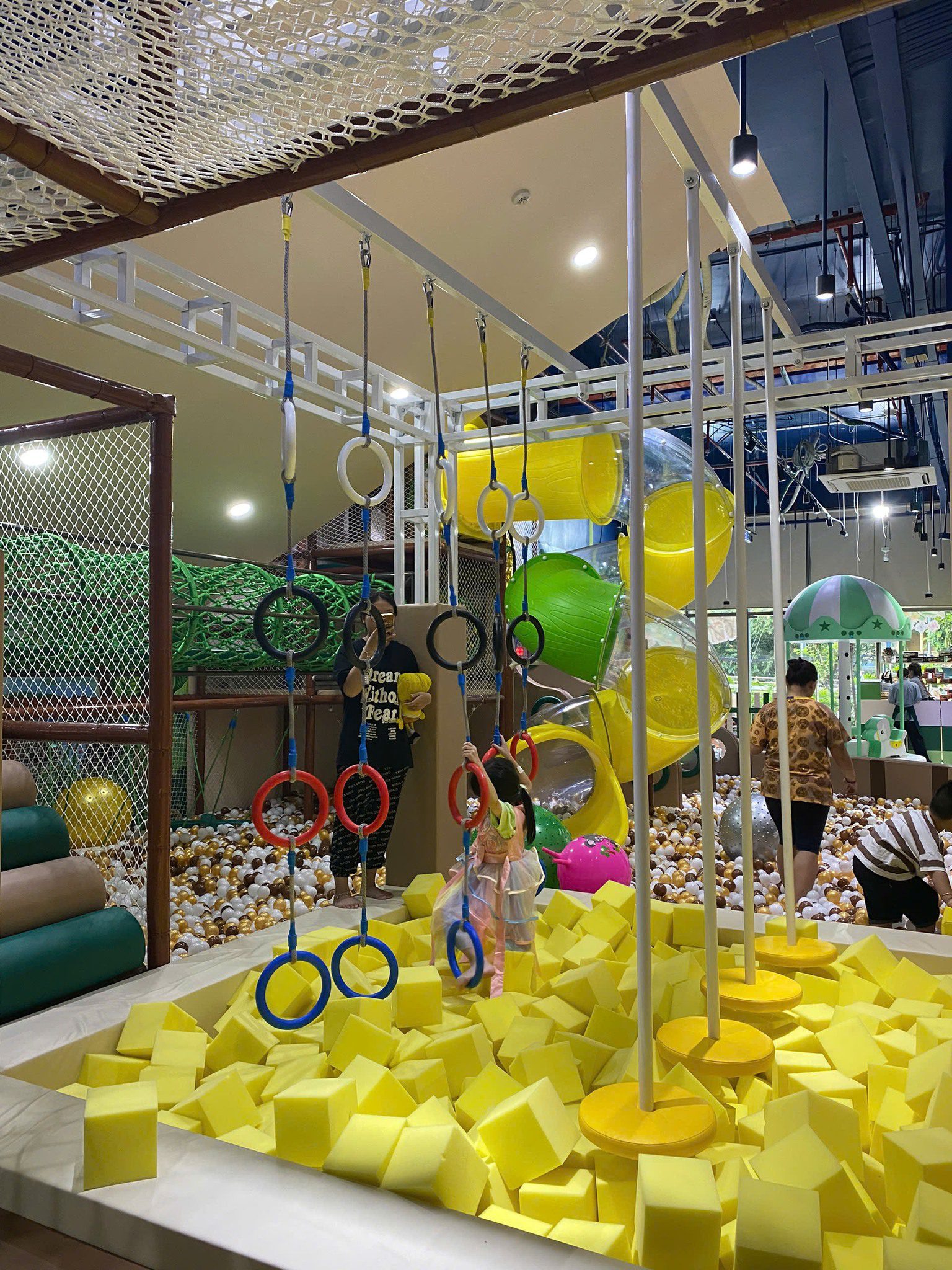 Không gian máy lạnh thoáng mát, sạch sẽ và an toàn cho các bé nhỏ. Nước uống đa dạng và khá ngon, giá cả trong khoảng giá trung bình của khu trung tâm thành phố.