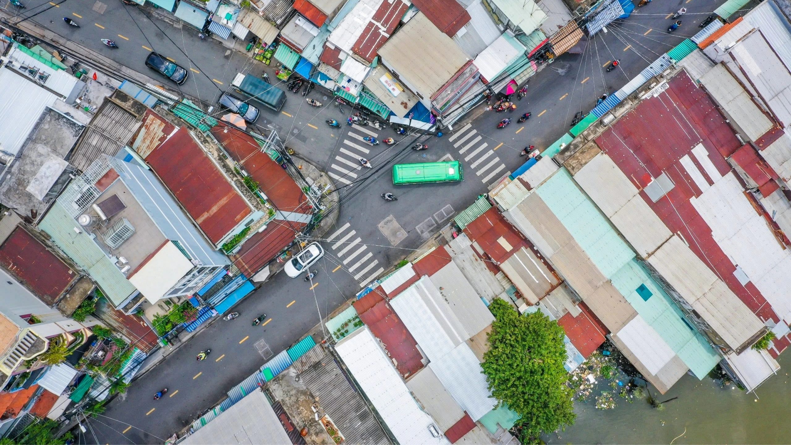 MỞ RỘNG ĐƯỜNG TÔN THẤT THUYẾT TỪ 7M LÊN 27M. DỰ ÁN CHUNG CƯ NÀO ĐƯỢC HƯỞNG LỢI NHẤT? 22 Tuyến đường chạy dọc kênh Tẻ, khu vực có mật độ dân cư đông đúc,lại xuất hiện nhiều chợ tự phát và hàng quán buôn bán tấp nập, khiến mặt đường thường xuyên bị “bóp nghẹt”