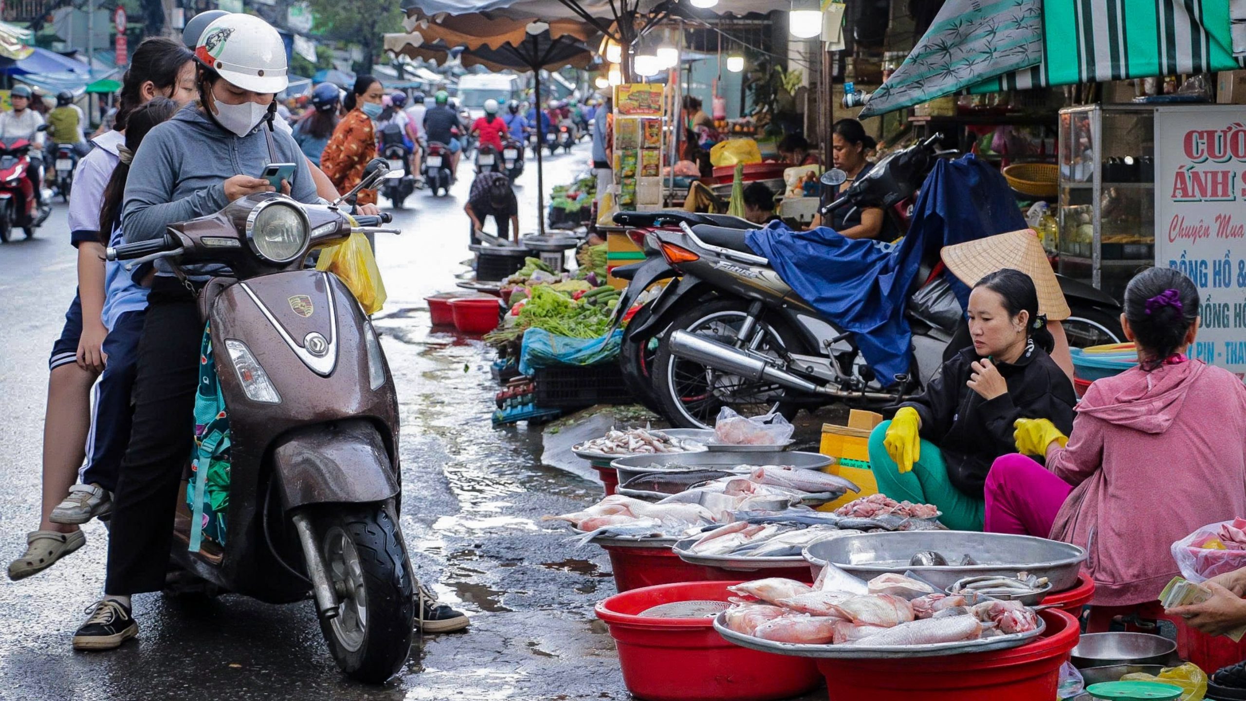MỞ RỘNG ĐƯỜNG TÔN THẤT THUYẾT TỪ 7M LÊN 27M. DỰ ÁN CHUNG CƯ NÀO ĐƯỢC HƯỞNG LỢI NHẤT? 23 Cảnh sinh hoạt hằng ngày của người dân, đối mặt với đường hẹp, tấp nập phương tiện và hàng quán lấn chiếm vỉa hè