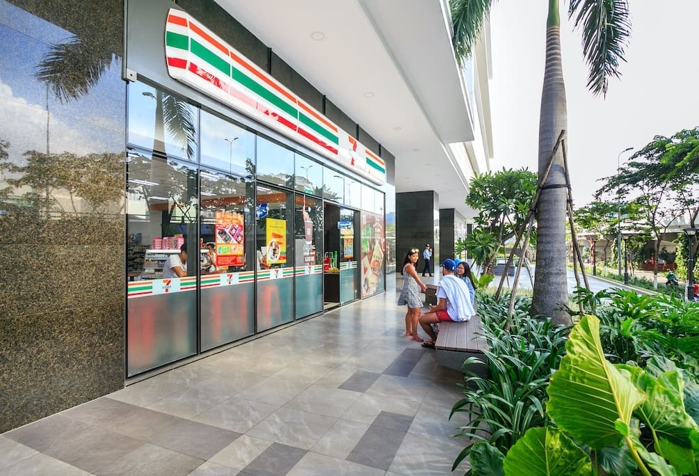 Ở River Gate, một điểm tiện thấy rõ trong sinh hoạt hằng ngày là có cửa hàng tiện lợi mở 24/7 ngay trong tòa nhà.