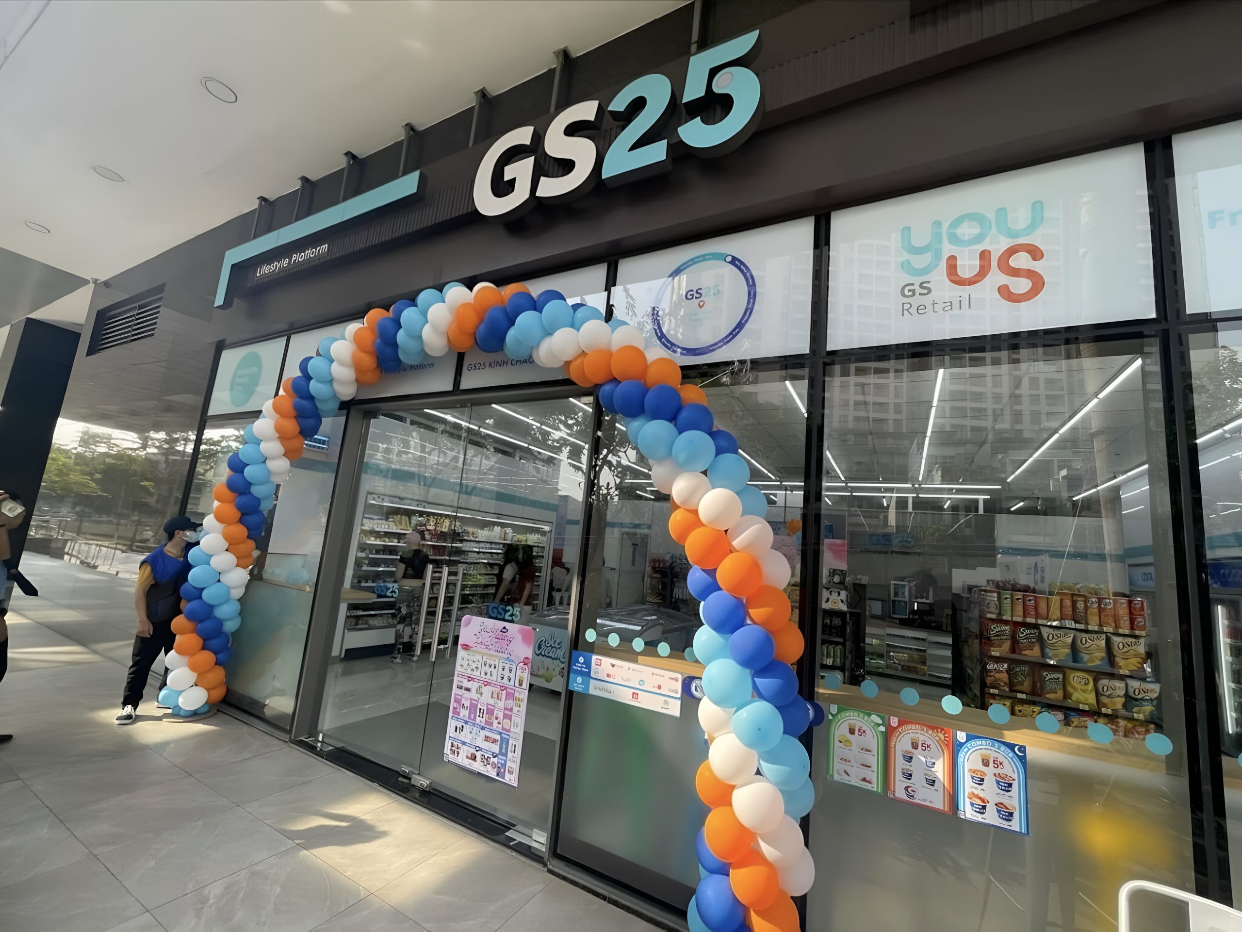 Khối thương mại và dịch vụ tại tầng trệt của River Gate được sắp xếp một cách gọn gàng, tinh tế, đồng thời hoàn toàn phù hợp với lối sống đô thị năng động.