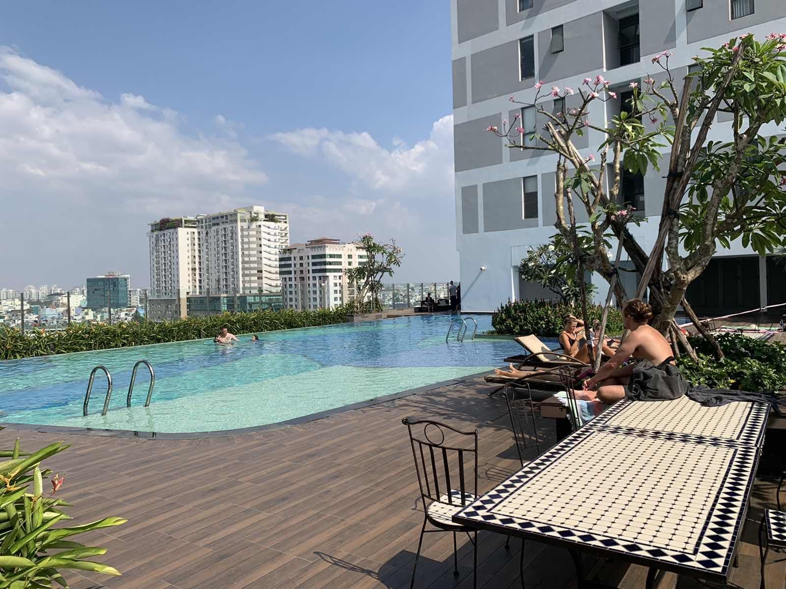 Trong hệ thống tiện ích nội khu River Gate, hồ bơi tràn bờ tầng 7 là hạng mục được nhắc đến nhiều nhất vì vừa có giá trị trải nghiệm, vừa có tính ứng dụng cao.