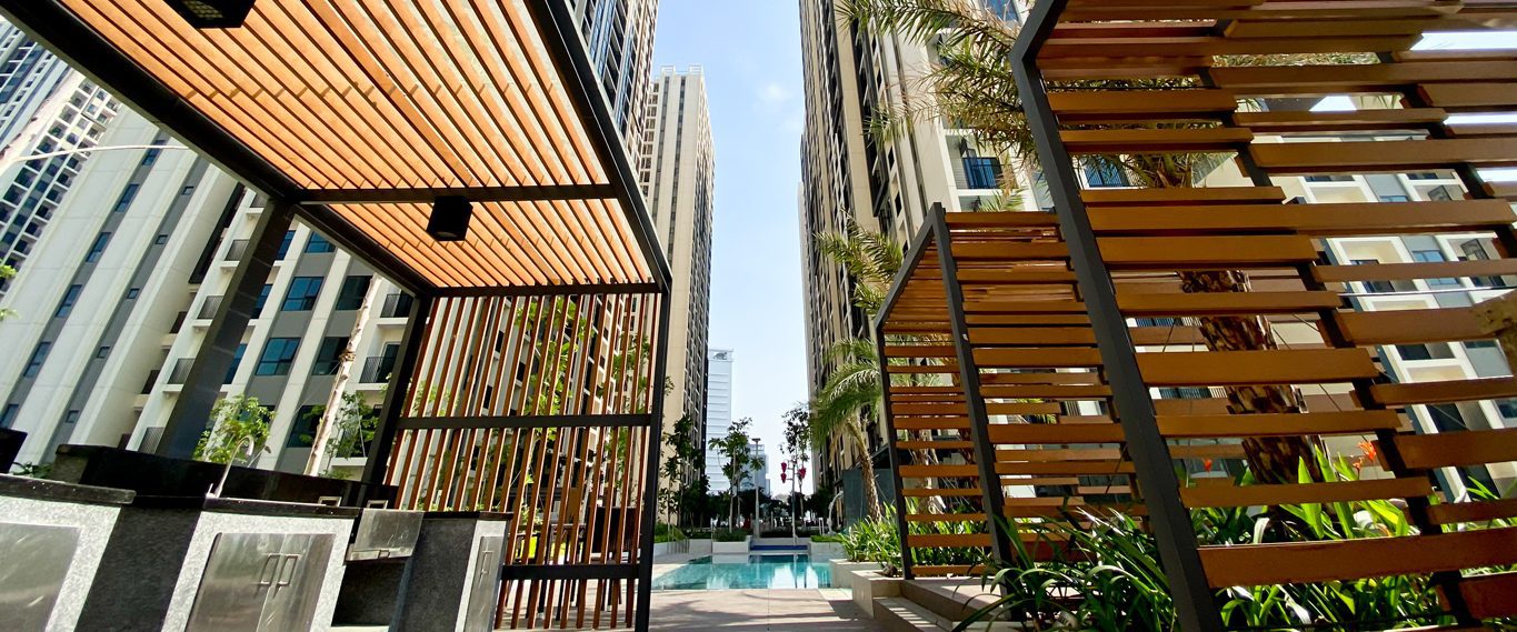 Điểm nhấn dễ nhận thấy là hệ thống công viên và vườn cảnh quan được quy hoạch với diện tích lớn, đóng vai trò như một “ốc đảo xanh” giữa lòng quận 10 đông đúc.