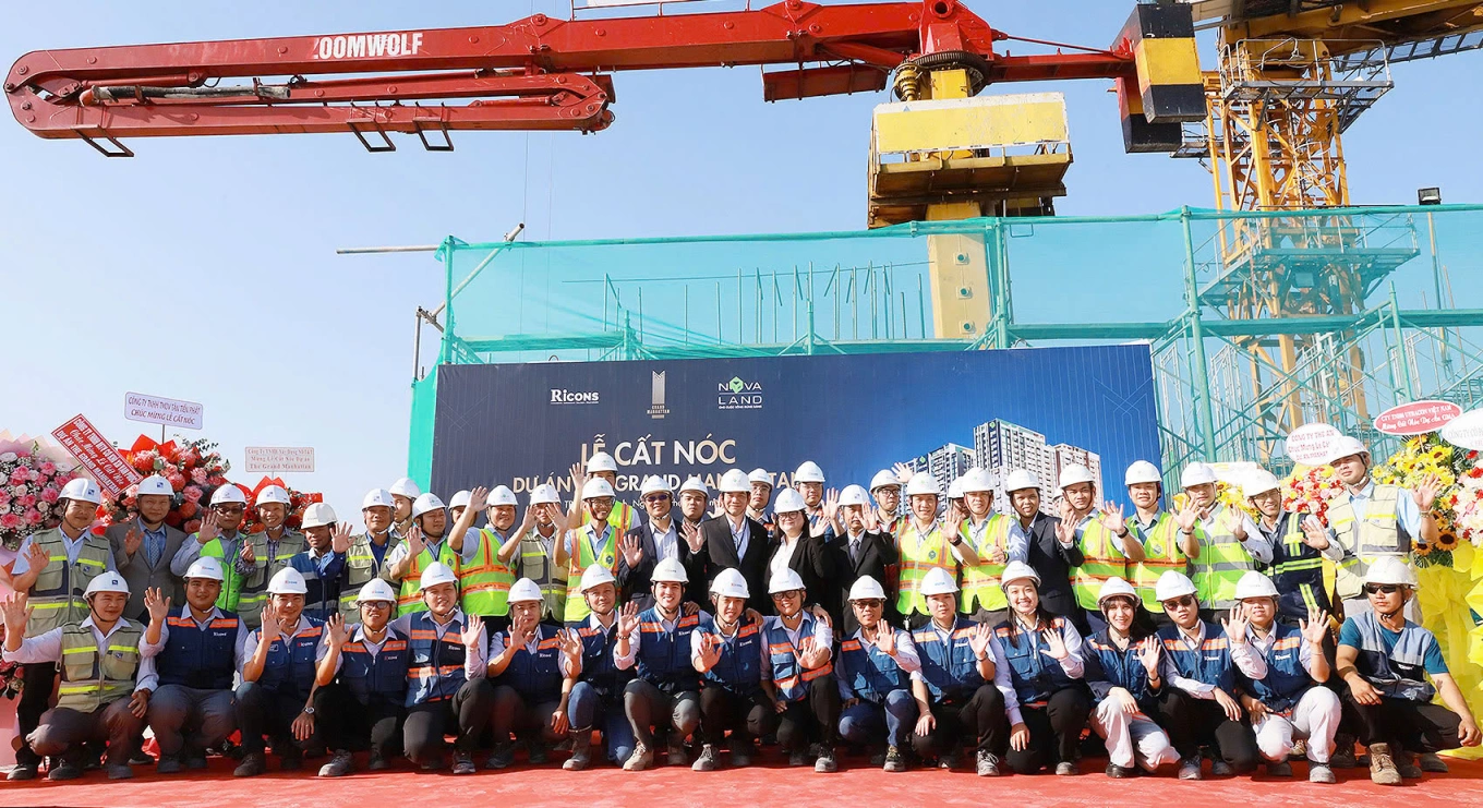 CHÍNH THỨC CẤT NÓC TÒA THÁP CUỐI THE GRAND MANHATTAN QUẬN 1 21 CHÍNH THỨC CẤT NÓC TÒA THÁP CUỐI THE GRAND MANHATTAN QUẬN 1