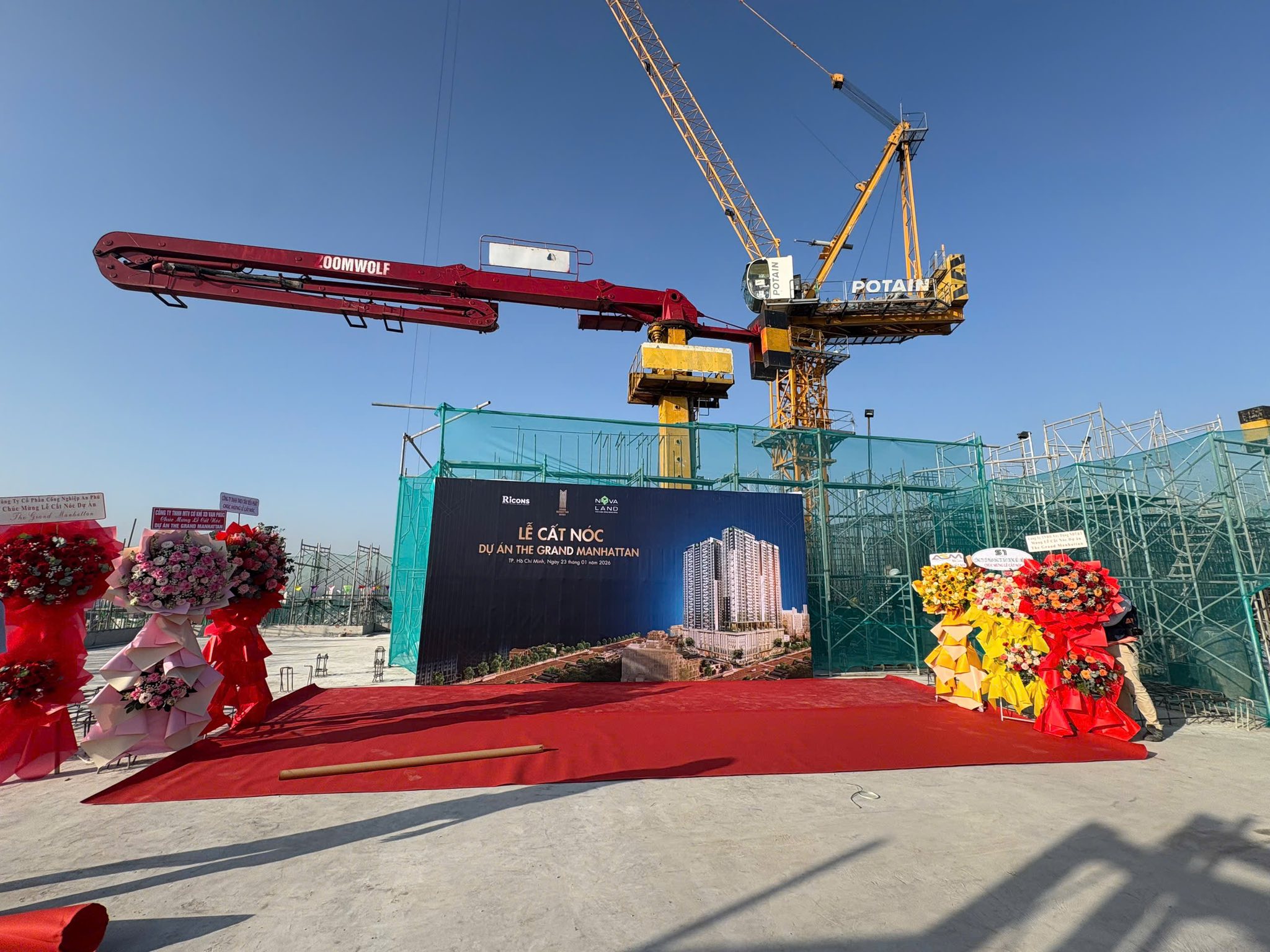 CHÍNH THỨC CẤT NÓC TÒA THÁP CUỐI THE GRAND MANHATTAN QUẬN 1 23 Theo ghi nhận thực tế, công tác thi công phần kết cấu của dự án được triển khai liên tục, tuân thủ nghiêm ngặt các yêu cầu về kỹ thuật và an toàn lao động.