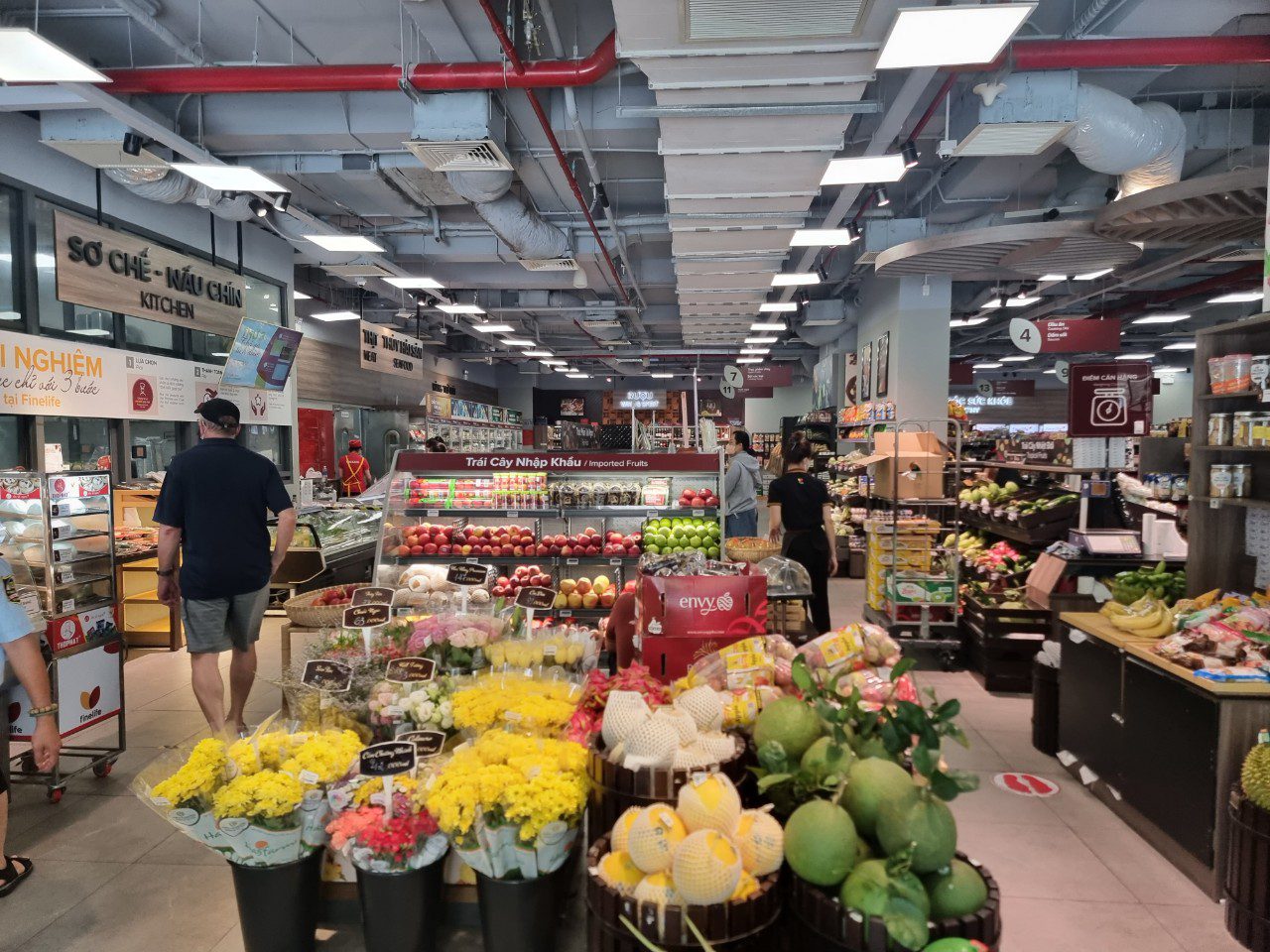 Ở khối đế các tòa nhà, khu thương mại – dịch vụ được bố trí với các tiện ích thiết yếu như siêu thị, cửa hàng tiện lợi, quán café và nhà hàng.