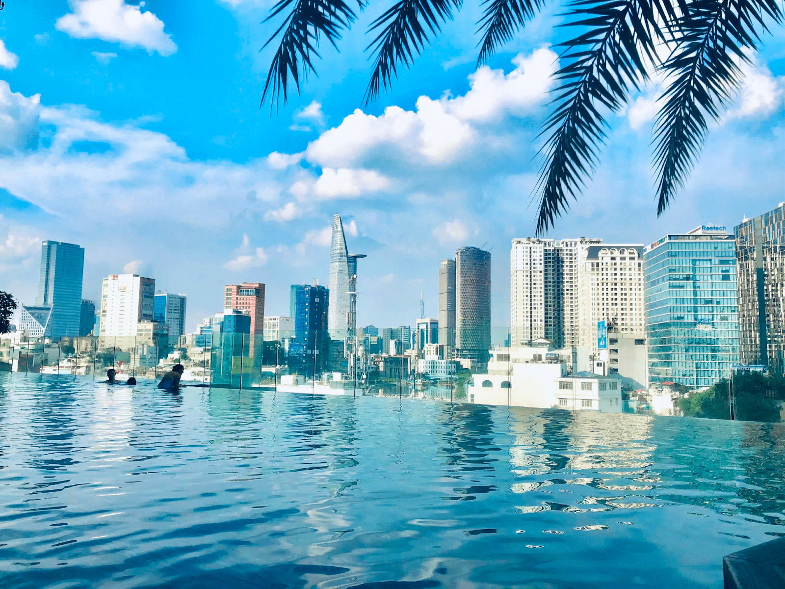 Điểm nhấn dễ nhận thấy nhất là hồ bơi vô cực với thiết kế tràn bờ hiện đại, mở tầm nhìn hướng về sông Sài Gòn.