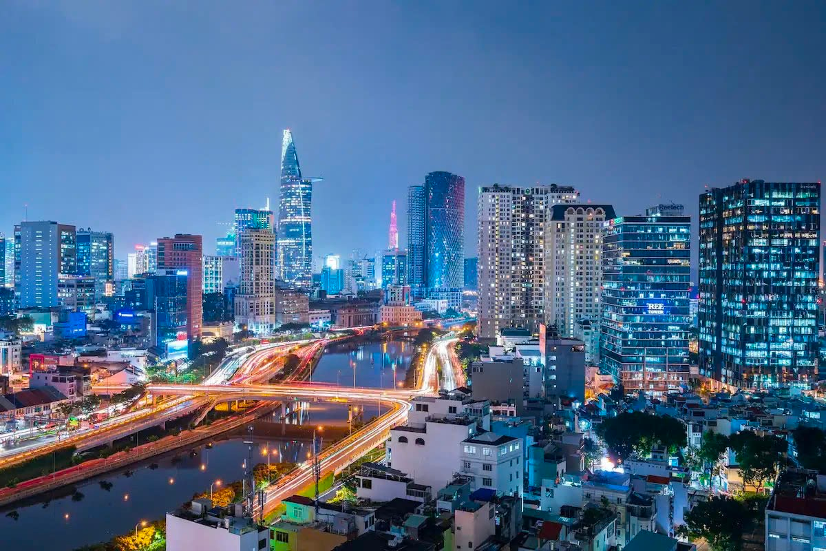 Điểm khác biệt của khu vực Bến Vân Đồn là không gian ven sông rộng và thoáng.