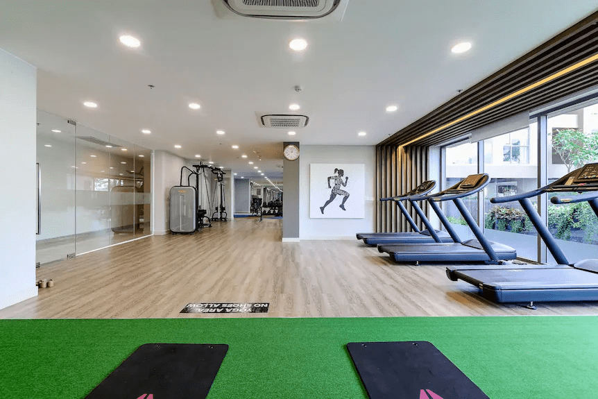 Hệ thống phòng gym và khu yoga được đầu tư bài bản với trang thiết bị hiện đại, phục vụ nhiều nhóm cư dân khác nhau.