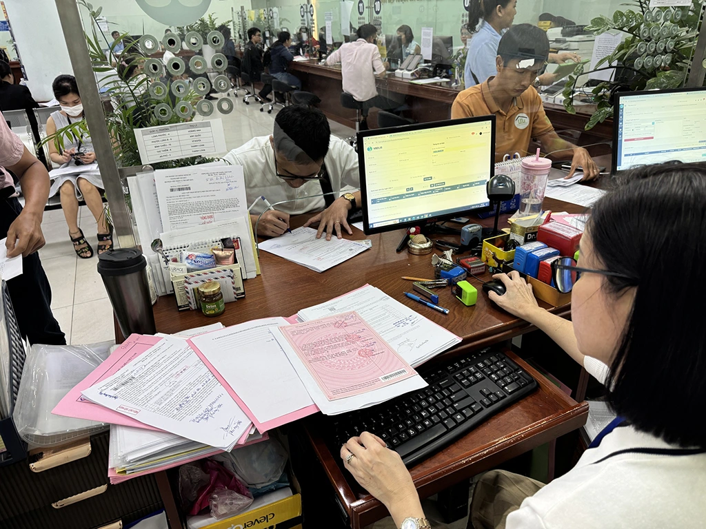 Theo quy định của pháp luật thuế, người có thu nhập từ việc chuyển nhượng bất động sản là người phải nộp thuế thu nhập cá nhân.