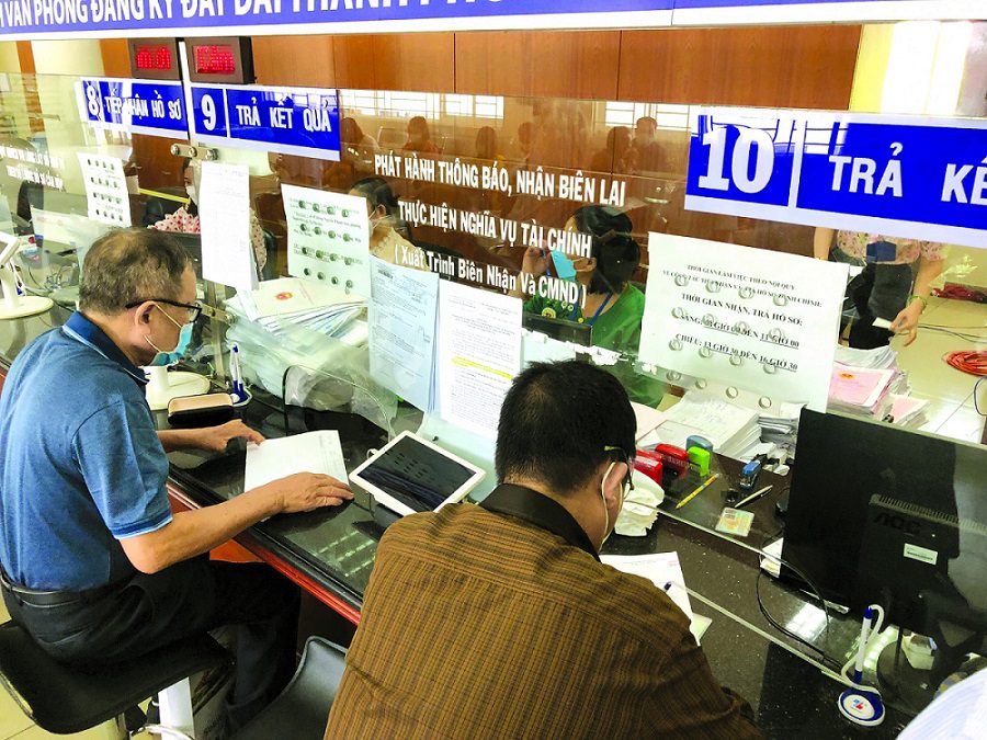 Giá chuyển nhượng để tính thuế thu nhập cá nhân khi bán bất động sản trước hết là mức giá được ghi trên hợp đồng mua bán đã được công chứng hợp pháp.