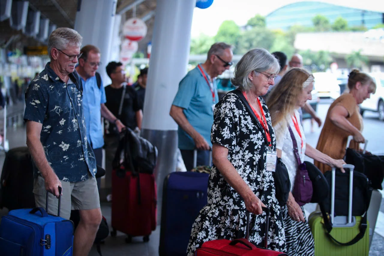 HƯỚNG DẪN ĐĂNG KÝ TẠM TRÚ CHO NGƯỜI NƯỚC NGOÀI TẠI VIỆT NAM 30 Hiện nay, việc đăng ký tạm trú cho người nước ngoài có thể được thực hiện theo hai hình thức: khai báo trực tiếp tại cơ quan công an địa phương hoặc khai báo trực tuyến qua cổng thông tin điện tử.