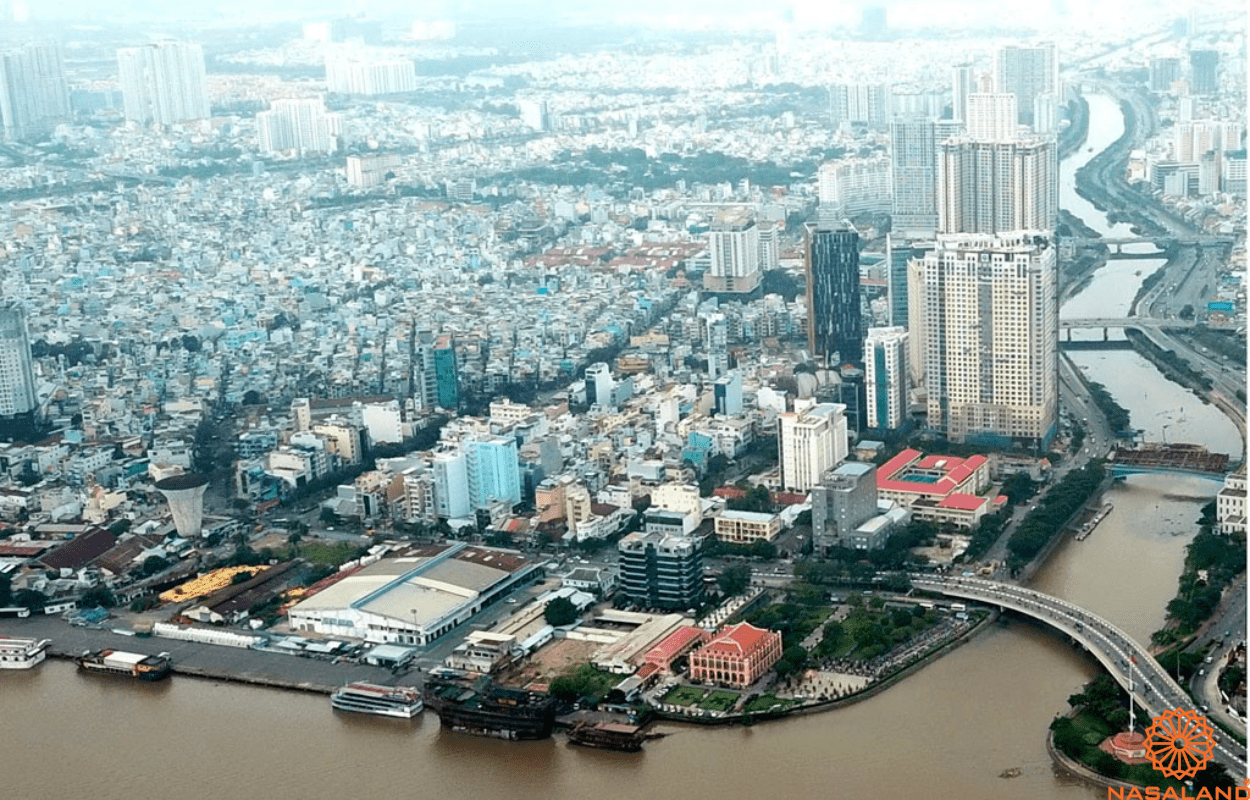 Tuy nhiên, sự phát triển dựa vào cảng biển cũng khiến diện mạo đô thị của Quận 4 trong nhiều năm không có nhiều thay đổi.