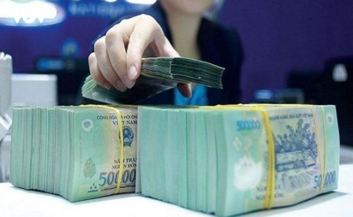 LÃI SUẤT TĂNG CAO ẢNH HƯỞNG NHƯ THẾ NÀO TỚI BẤT ĐỘNG SẢN, CON ĐƯỜNG NÀO CHO NHÀ ĐẦU TƯ? 21 Lãi suất duy trì ở mức cao khiến chi phí sử dụng vốn tăng lên và ảnh hưởng trực tiếp đến hiệu quả đầu tư bất động sản.